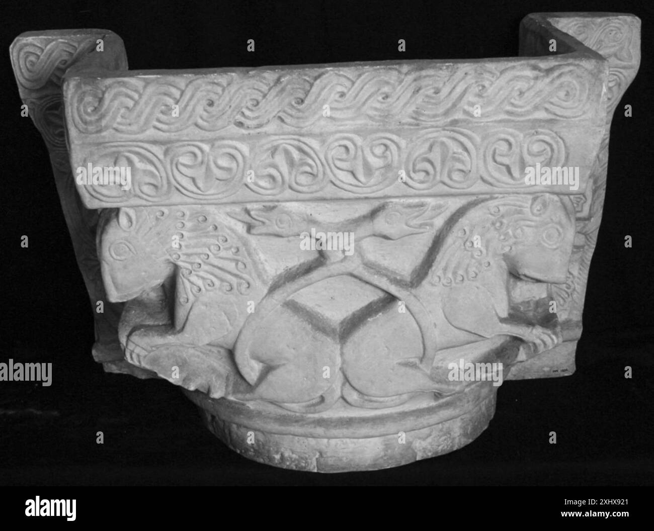 Eine Hauptstadt mit Löwen und dekorativen Zierbändern, charakteristisch für architektonische Details im klassischen Stil. Stockfoto