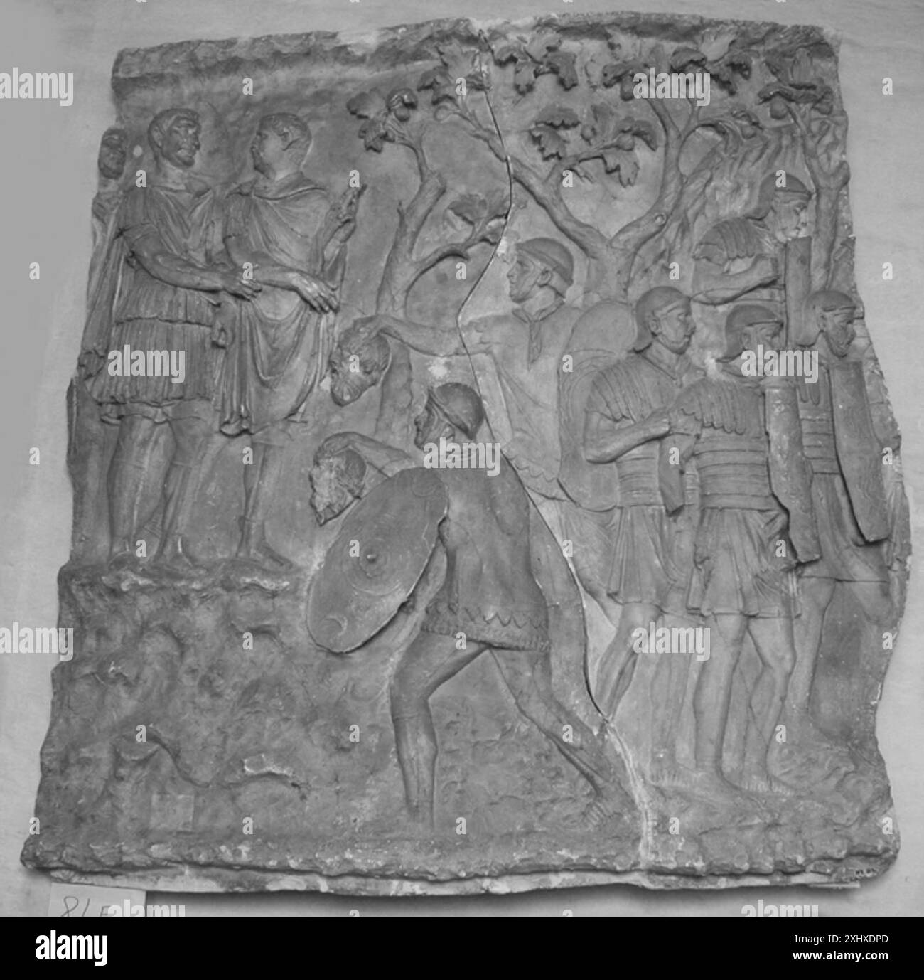 Kaiser Trajan. Die Häupter der gefallenen Dakian-Häuptlinge werden dem Kaiser Unbekannten Relief Kejser Trajan med følge zugeführt. Hovederne af de faldne dakiske høvdinge bringes til kejseren Stockfoto