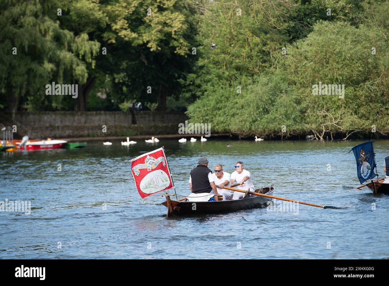 Eton, Windsor, Berkshire, Großbritannien. Juli 2024. Die jährliche Schwan-Aufstockung findet diese Woche an der Themse statt. Die King's Swan Oberteile und Schwan Oberteile aus der Dyers Lackierung und der Vintners Lackierung waren heute Morgen in Eton, Windsor, als sie sich auf ihren nächsten Abschnitt entlang der Themse in Richtung Marlow machten. Sie werden die Anzahl der Schwäne und Zygneten zählen und ihre Gesundheit überprüfen. Quelle: Maureen McLean/Alamy Live News Stockfoto