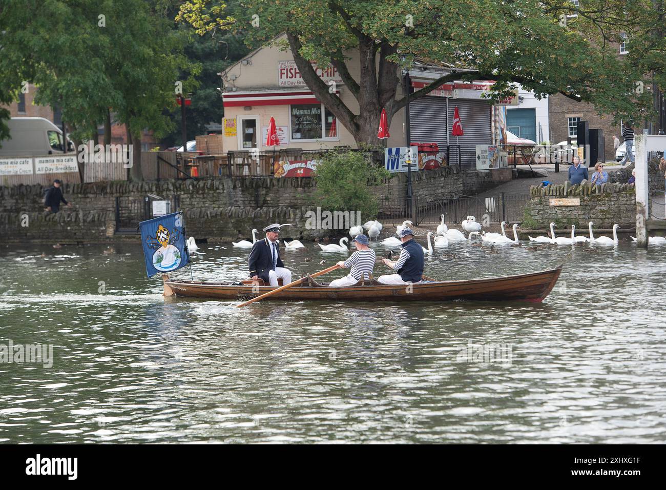 Eton, Windsor, Berkshire, Großbritannien. Juli 2024. Die jährliche Schwan-Aufstockung findet diese Woche an der Themse statt. Die King's Swan Oberteile und Schwan Oberteile aus der Dyers Lackierung und der Vintners Lackierung waren heute Morgen in Eton, Windsor, als sie sich auf ihren nächsten Abschnitt entlang der Themse in Richtung Marlow machten. Sie werden die Anzahl der Schwäne und Zygneten zählen und ihre Gesundheit überprüfen. Quelle: Maureen McLean/Alamy Live News Stockfoto