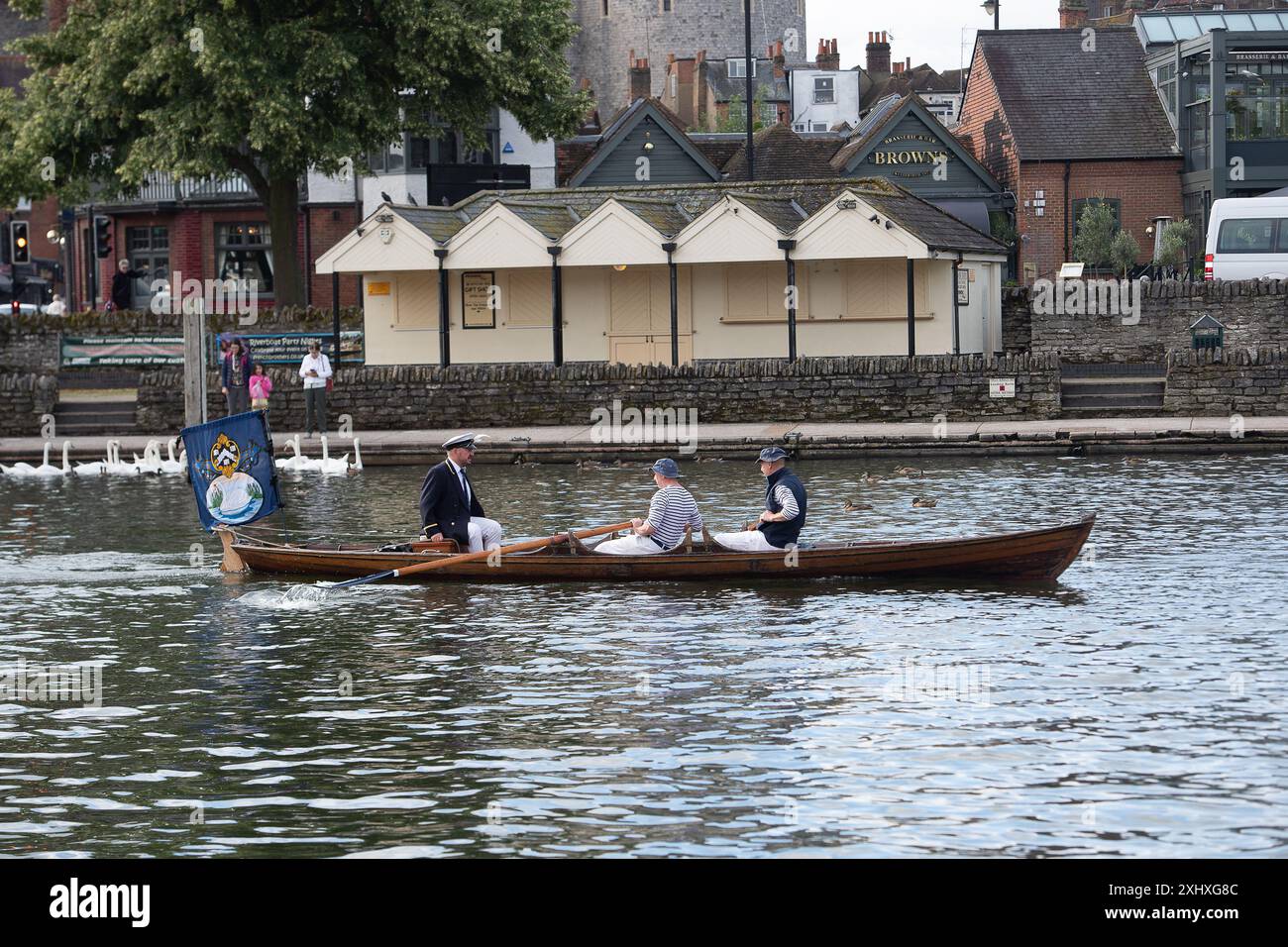 Eton, Windsor, Berkshire, Großbritannien. Juli 2024. Die jährliche Schwan-Aufstockung findet diese Woche an der Themse statt. Die King's Swan Oberteile und Schwan Oberteile aus der Dyers Lackierung und der Vintners Lackierung waren heute Morgen in Eton, Windsor, als sie sich auf ihren nächsten Abschnitt entlang der Themse in Richtung Marlow machten. Sie werden die Anzahl der Schwäne und Zygneten zählen und ihre Gesundheit überprüfen. Quelle: Maureen McLean/Alamy Live News Stockfoto