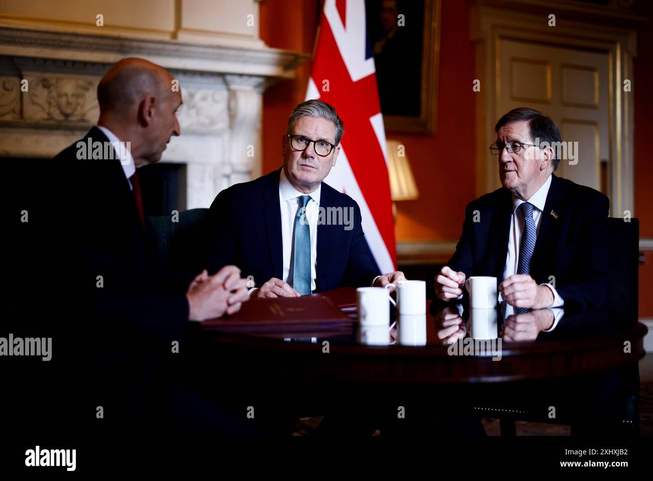 Britain's Prime Minister Keir Starmer, Member of the House of Lords George Robertson, right, during a joint meeting with Britain's Defence Secretary John Healey, left, at 10 Downing Street, in London, Tuesday, July 16, 2024. Former NATO leader George Robertson will lead a review of Britain’s military strategy to counter what he calls the “deadly quartet” of China, Iran, Russia and North Korea. Prime Minister Keir Starmer announced the strategic defense review on Tuesday as one of his first major acts after taking office on July 5. Starmer who leads a center-left Labour Party government, has pr Stockfoto