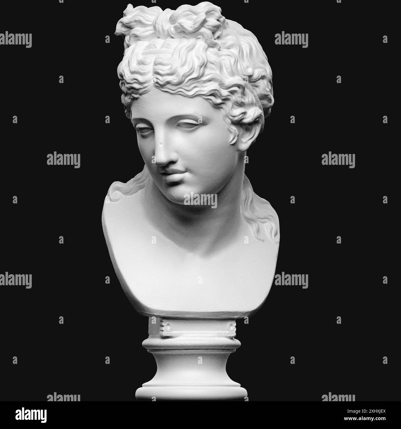 Diese Büste zeigt eine Frau mit nach rechts gedrehtem Kopf, die sich auf Gesichtszüge, Frisuren und klassischen skulpturalen Stil konzentriert. Stockfoto
