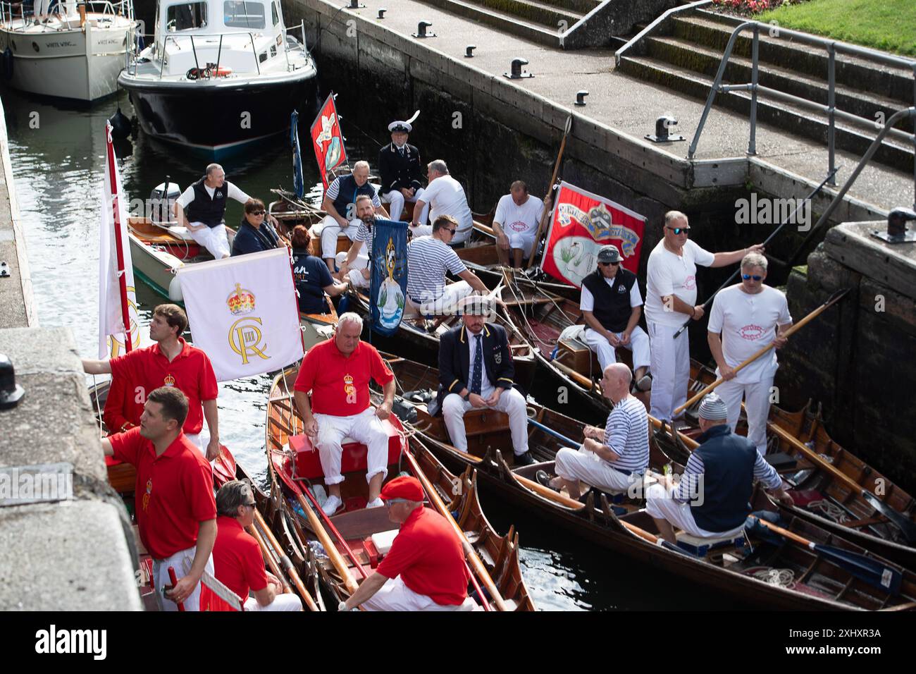 Boveney, Buckinghamshire, Großbritannien. Juli 2024. Die jährliche Schwan-Aufstockung findet diese Woche an der Themse statt. Die King's Swan Oberteile und Schwan Oberteile aus der Dyers Lackierung und der Vintners Lackierung waren heute Morgen im Boveney Lock in Buckinghamshire, wo sie lokale Schulkinder trafen, um mit ihnen über Schwan-Auftrieb zu sprechen. Während der jährlichen Volkszählung in dieser Woche werden die Schwäne die Anzahl der Schwäne und Zygneten zählen und ihre Gesundheit überprüfen. Quelle: Maureen McLean/Alamy Live News Stockfoto