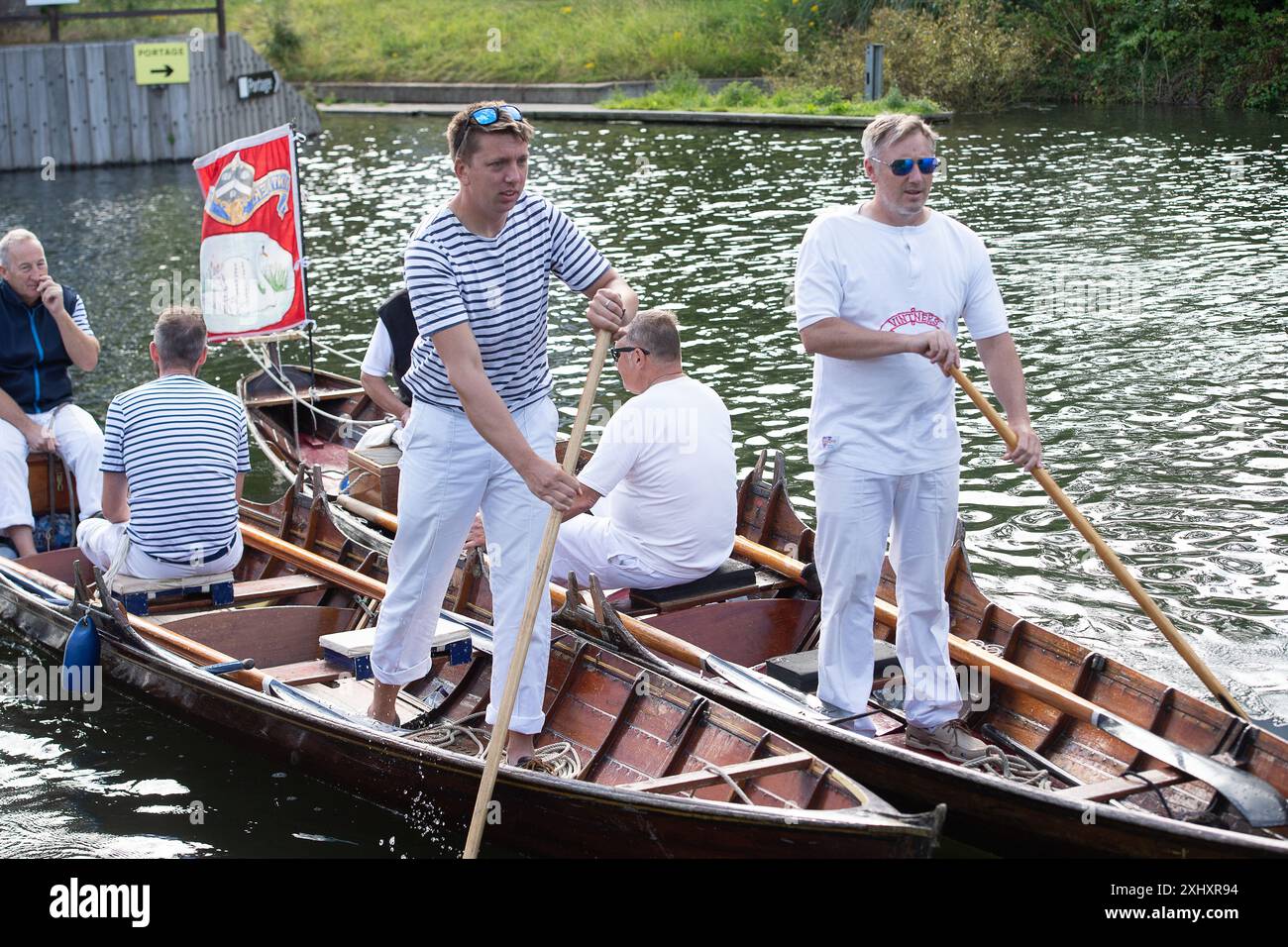 Boveney, Buckinghamshire, Großbritannien. Juli 2024. Die jährliche Schwan-Aufstockung findet diese Woche an der Themse statt. Die King's Swan Oberteile und Schwan Oberteile aus der Dyers Lackierung und der Vintners Lackierung waren heute Morgen im Boveney Lock in Buckinghamshire, wo sie lokale Schulkinder trafen, um mit ihnen über Schwan-Auftrieb zu sprechen. Während der jährlichen Volkszählung in dieser Woche werden die Schwäne die Anzahl der Schwäne und Zygneten zählen und ihre Gesundheit überprüfen. Quelle: Maureen McLean/Alamy Live News Stockfoto