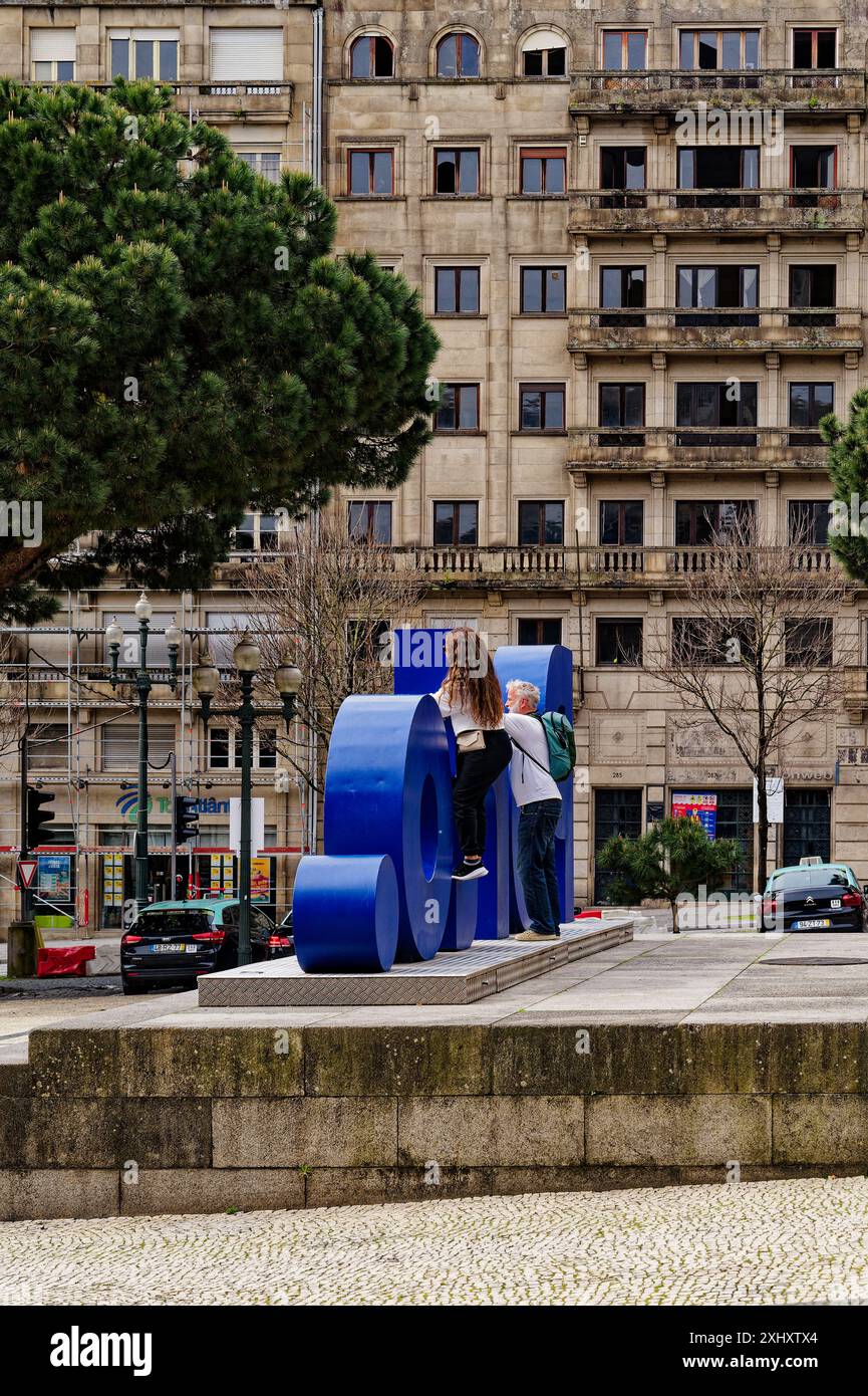 Touristen posieren für ein Foto, während sie mit den großen Buchstaben der Stadt im Câmara Municipal do Porto interagieren Stockfoto
