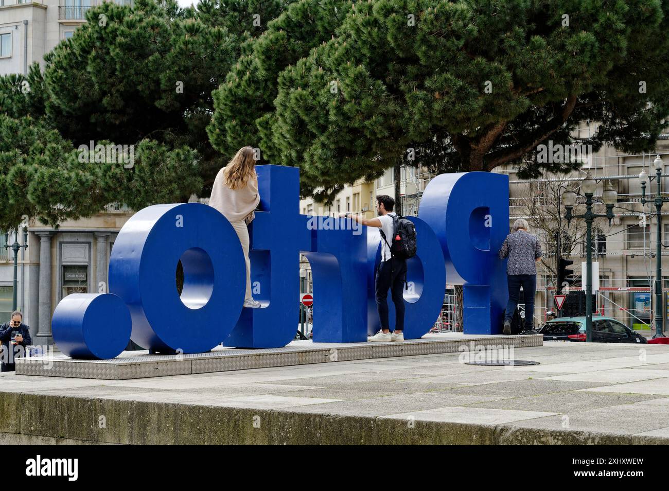 Touristen posieren für ein Foto, während sie mit den großen Buchstaben der Stadt im Câmara Municipal do Porto interagieren Stockfoto