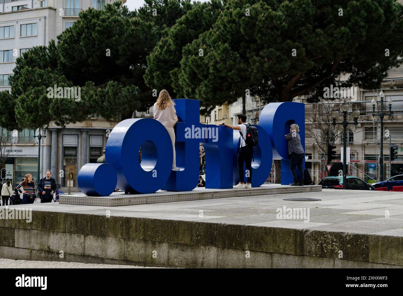Touristen posieren für ein Foto, während sie mit den großen Buchstaben der Stadt im Câmara Municipal do Porto interagieren Stockfoto