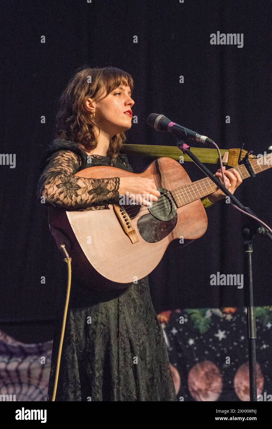 Das Duo Charm of Finches aus australischen Schwestern spielte live auf der Bühne des Gate to Southwell Music Festivals 2024. Stockfoto