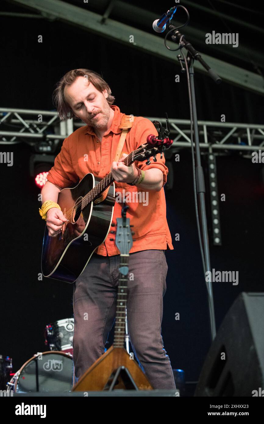 The Fugitives, die kanadische Preisträgerin, trat live auf der Bühne des 2024 Gate to Southwell Music Festivals in England auf. Stockfoto
