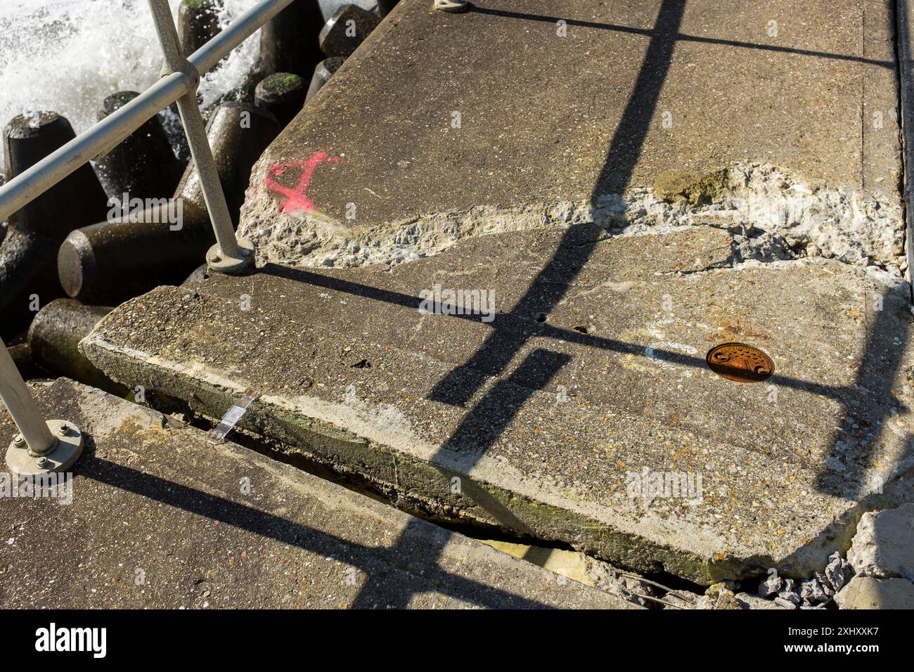 Gerissener Gang entlang des Meeres wird von der örtlichen Behörde, Isle of Wight, Großbritannien, überwacht Stockfoto