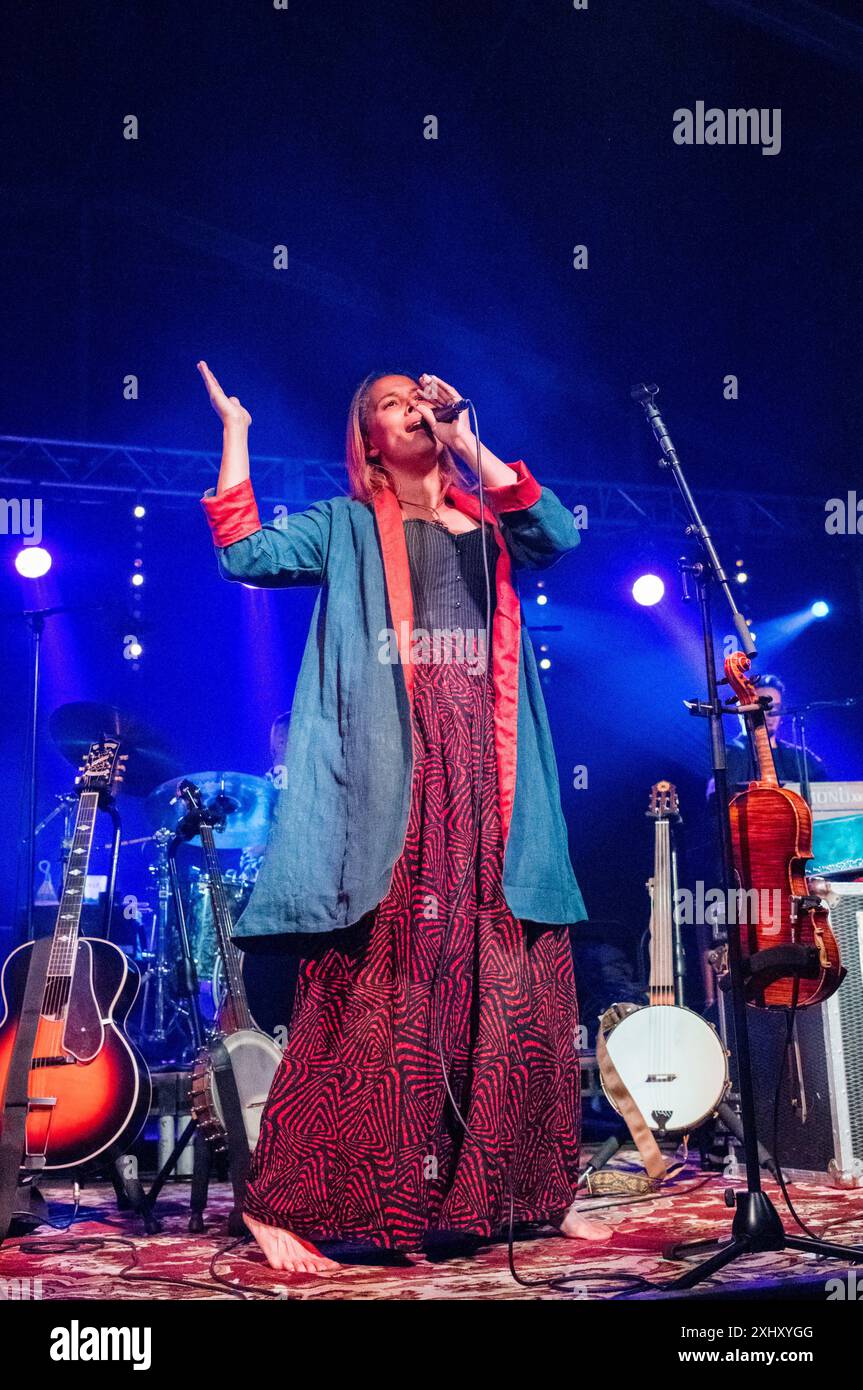 Der amerikanische Sänger und Songwriter Rhiannon Giddens trat 2024 beim Gate to Southwell Festival in England auf. Stockfoto