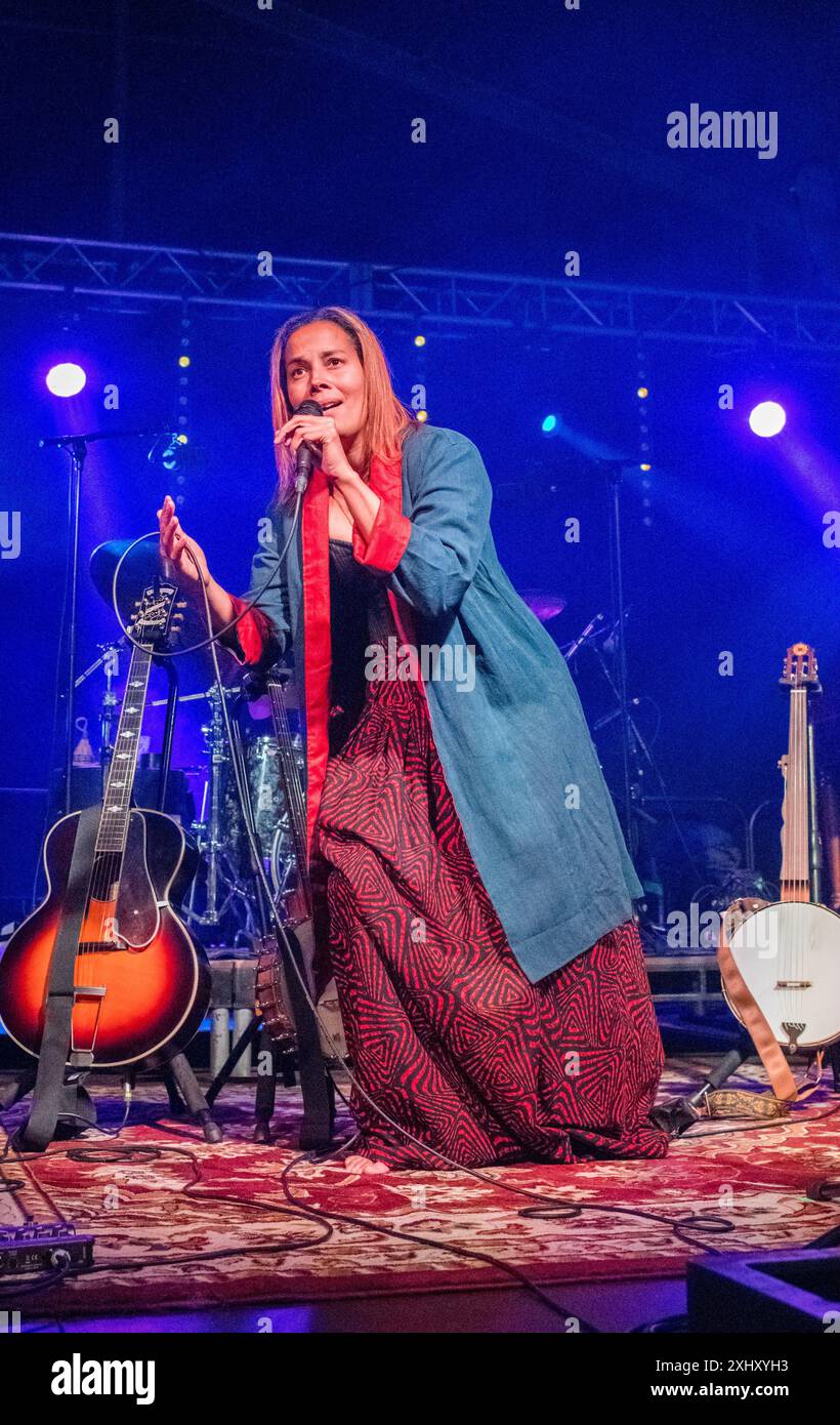 Der amerikanische Sänger und Songwriter Rhiannon Giddens trat 2024 beim Gate to Southwell Festival in England auf. Stockfoto