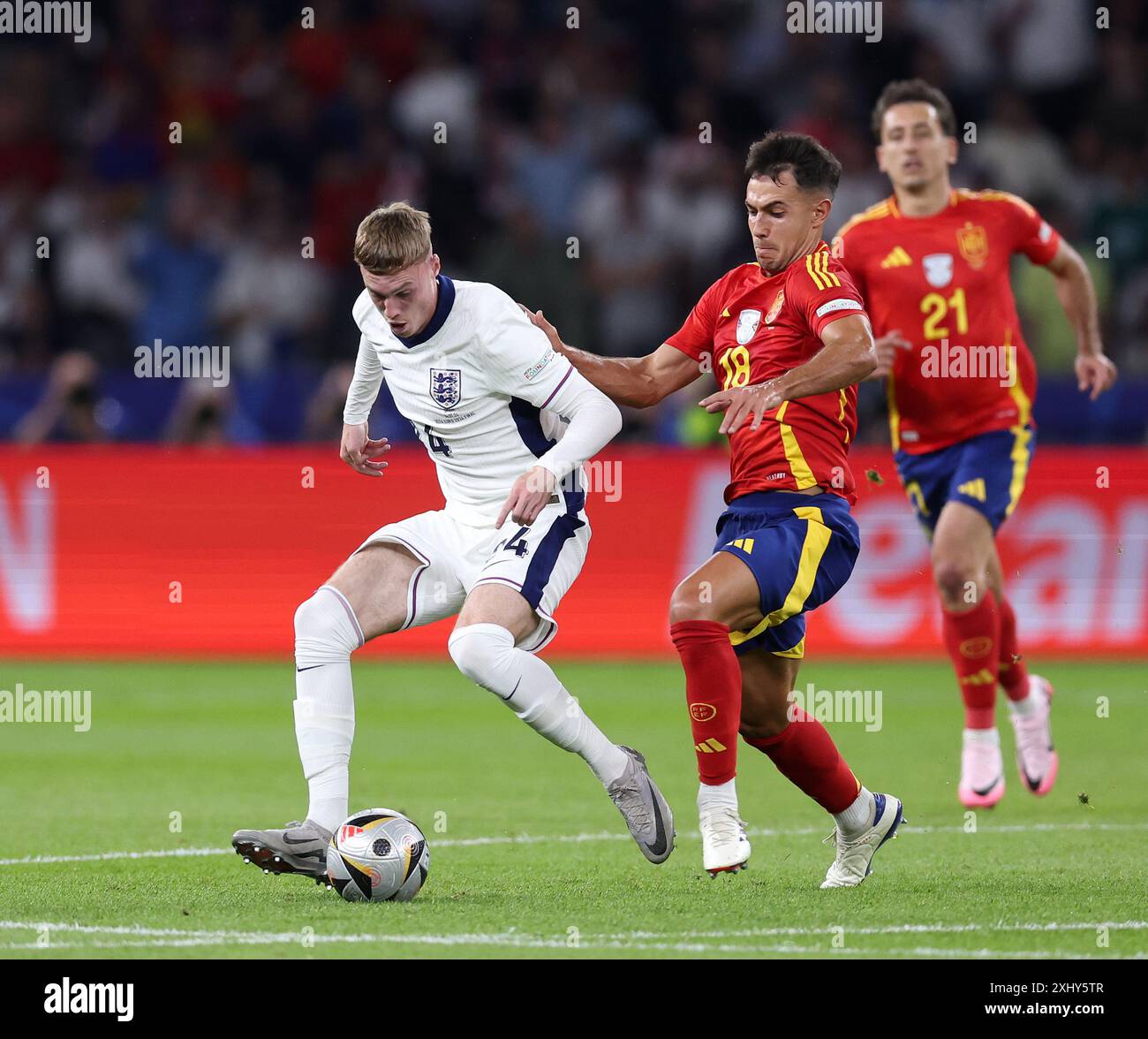 Berlin, Deutschland. Juli 2024. Cole Palmer aus England mit Martin Zubimendi aus Spanien während des Endspiels der UEFA-Europameisterschaften im Olympiastadion in Berlin. Der Bildnachweis sollte lauten: David Klein/Sportimage Credit: Sportimage Ltd/Alamy Live News Stockfoto