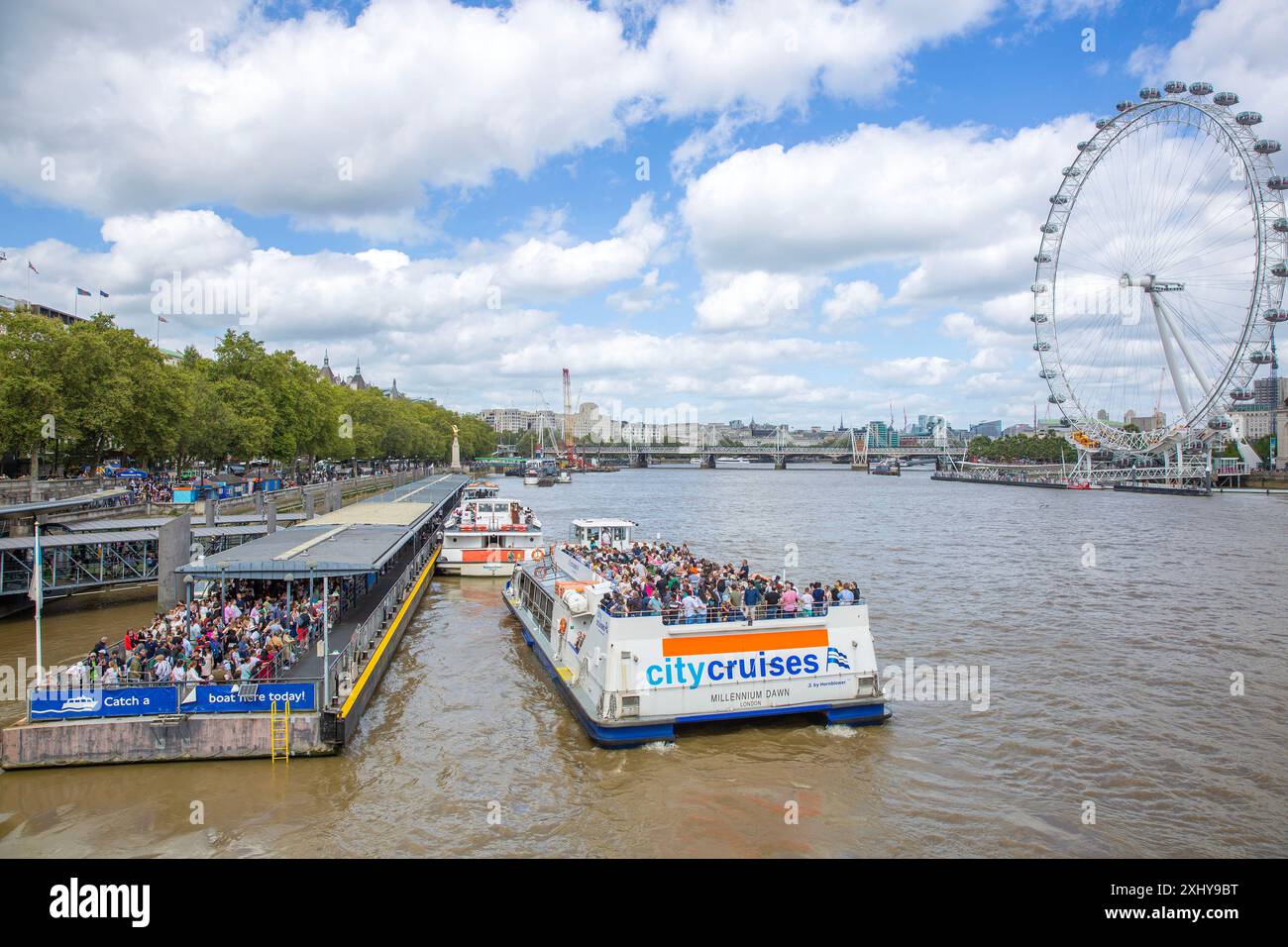 Die Leute warten in London an und warten auf eine Bootsfahrt, da viele Touristen während der Sommerferien die Hauptstadt besuchen werden. Stockfoto