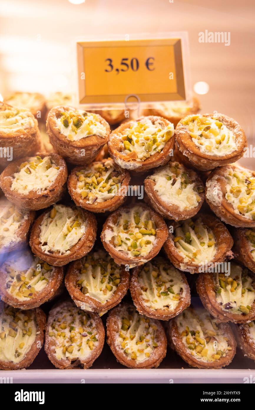 Cannoli zum Verkauf im Laden in Venedig, Italien Stockfoto