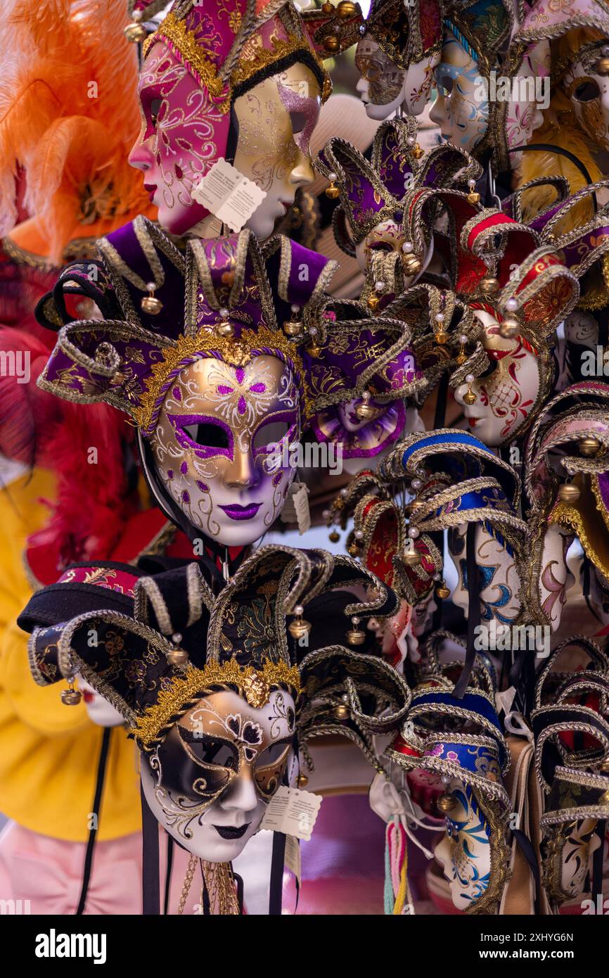 Traditionelle Opernmasken werden am örtlichen Stand in Venedig, Italien, verkauft Stockfoto