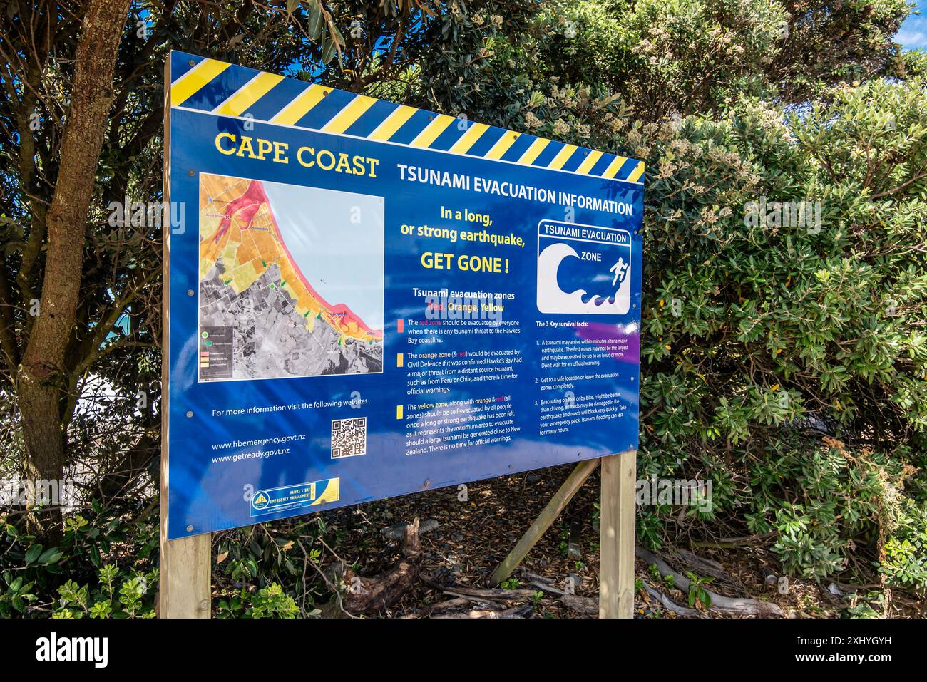 Ein Tsunami-Warnschild in der Nähe von Cape Kidnappers in der Hawkes Bay Region auf der Nordinsel Neuseelands. Cape Coast NZ Stockfoto