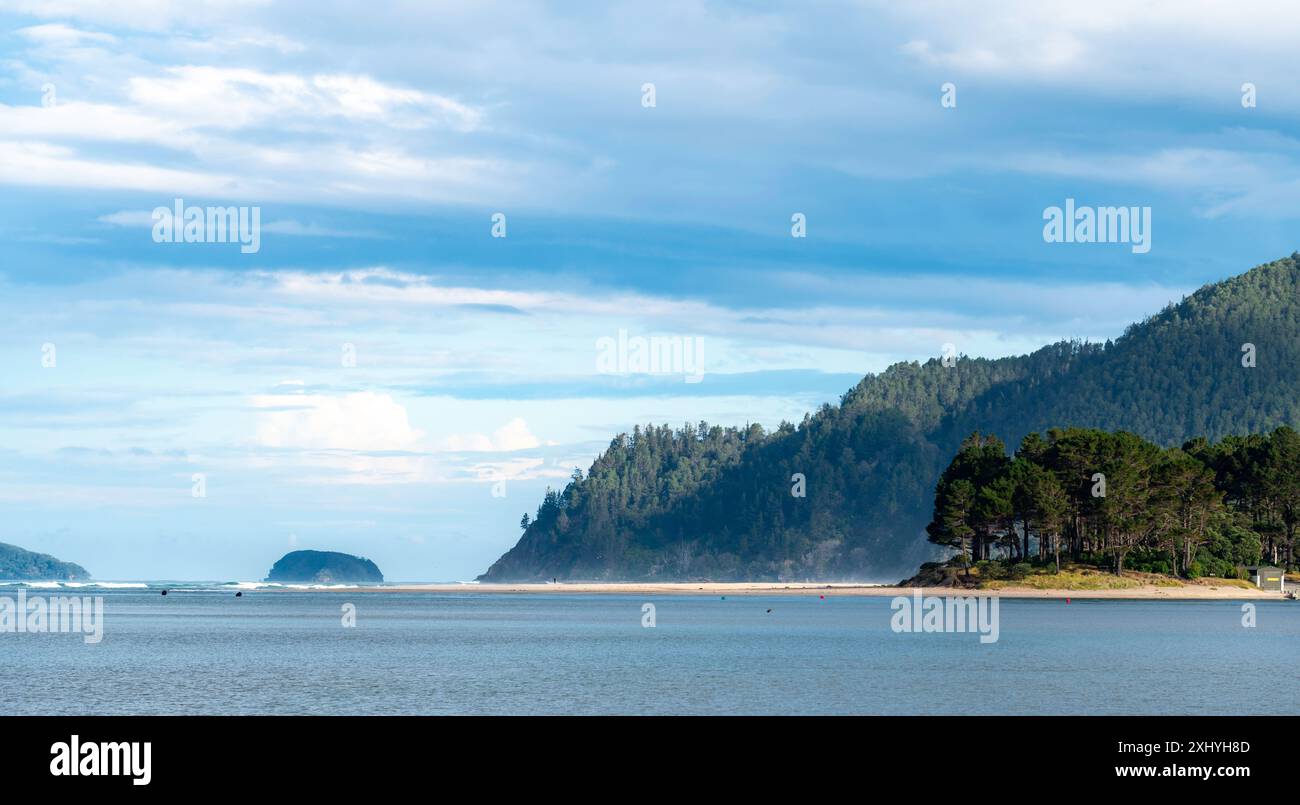 Von Tairua aus nach Süden, vorbei am Royal Billy Point Reserve in Pauanui (ganz rechts) zur Slipper Island auf der Nordinsel auf Neuseeland Stockfoto