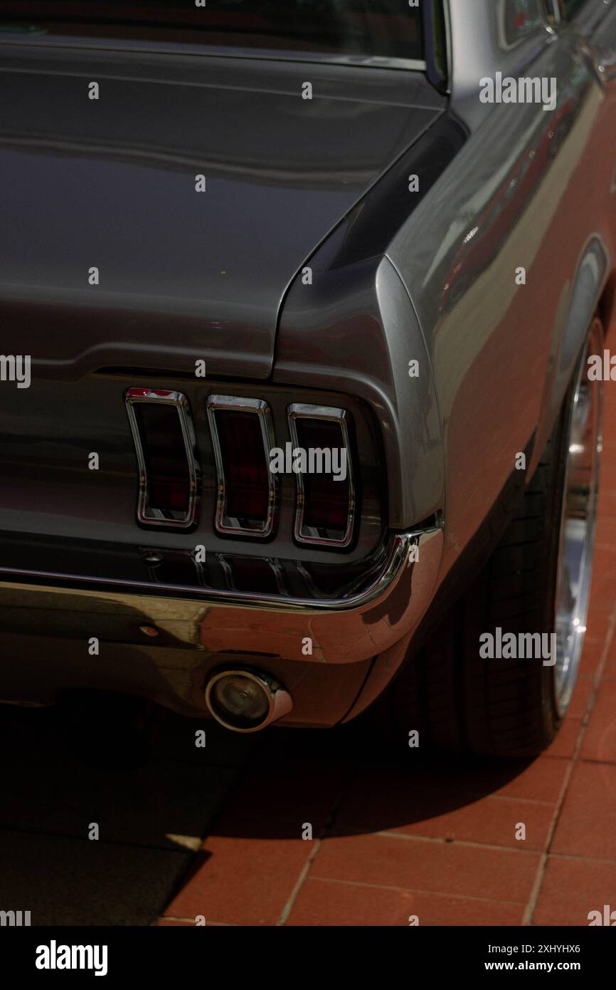 Rückansicht des Ford Mustang 1966 mit Logo und einem Rad. Stockfoto