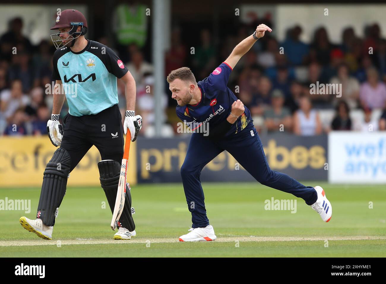 Sam Cook in einer Bowlingaktion für Essex während Essex vs Surrey, Vitality Blast T20 Cricket auf dem Cloud County Ground am 14. Juli 2024 Stockfoto