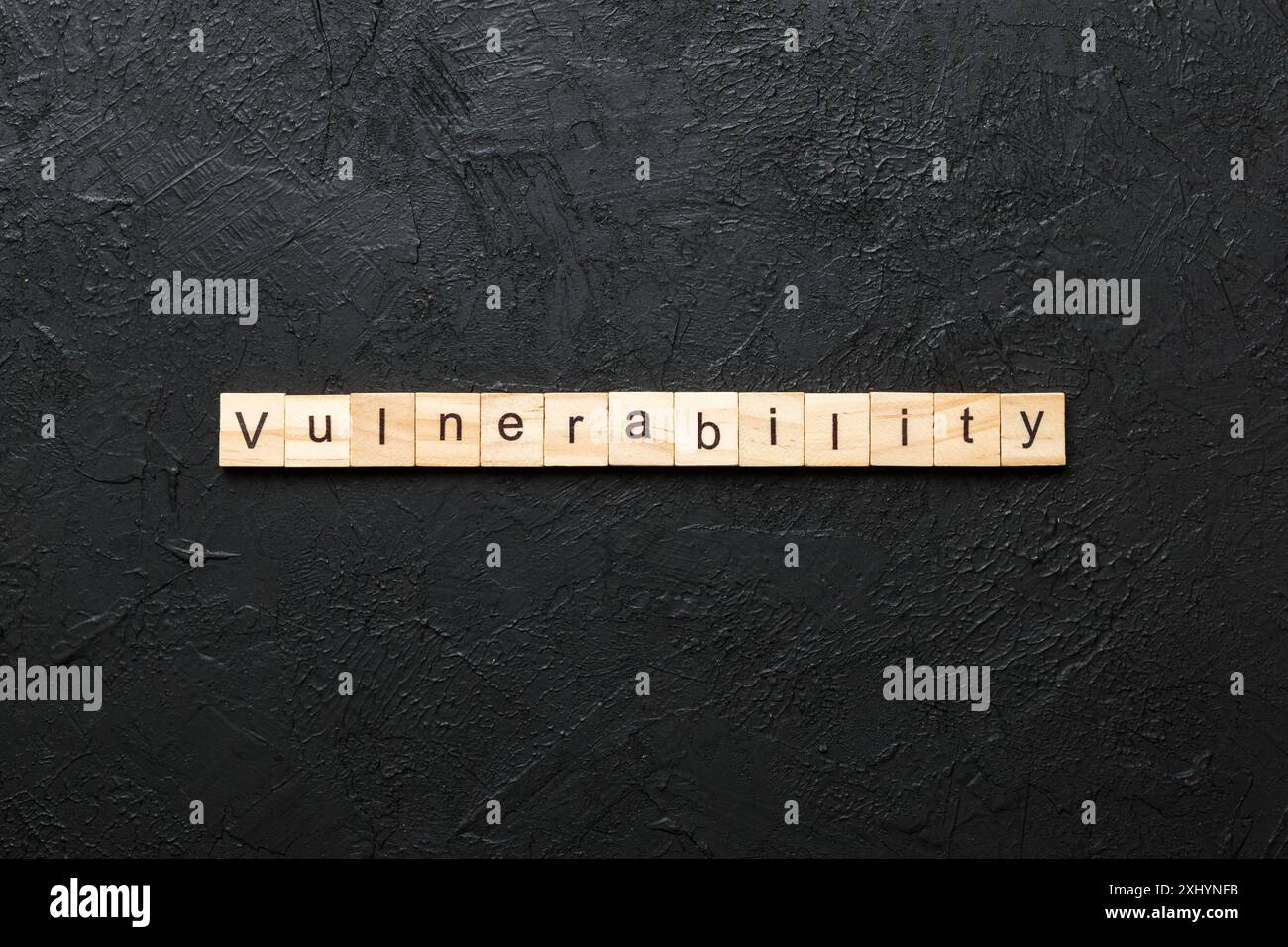 Das Wort "Schwachstelle" wurde auf Holzblock geschrieben. Schwachstellen-Text auf Tabelle, Konzept. Stockfoto