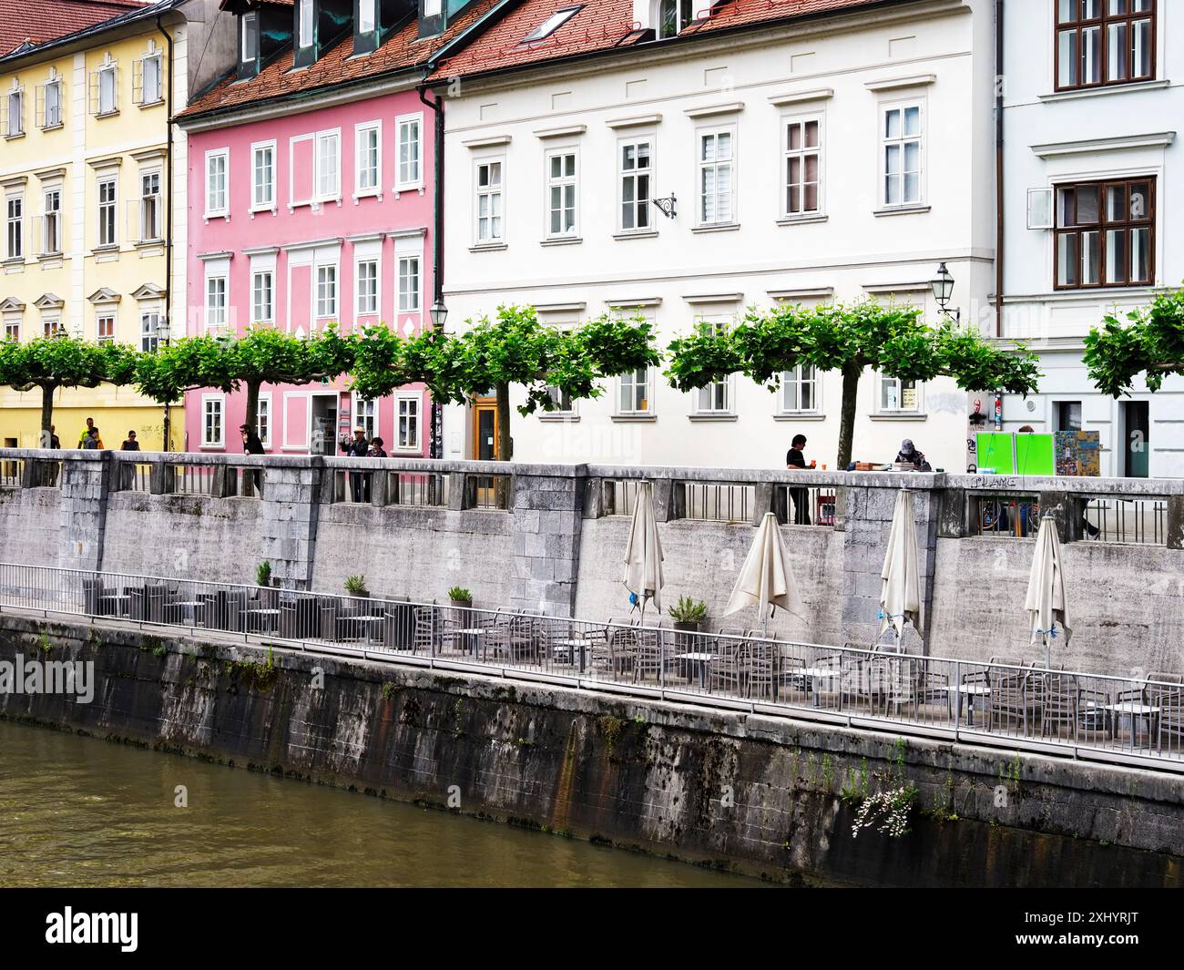 Farbenfrohe alte Gebäude am Hribarjevo Nabrezje am Ufer des Flusses Ljubljanica in Ljubljana Slowenien Stockfoto
