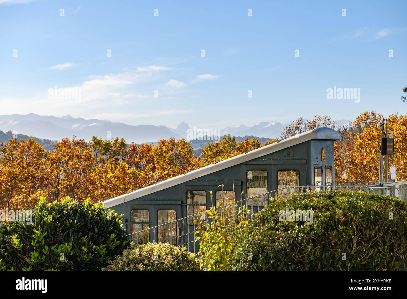 Le Funiculaire de Pau en automne, Face à la fontaine Alfred de Vigny, la Place Royale sur le Boulevard des Pyrénées, Béarn, Pyrénées-Atlantiques Stockfoto