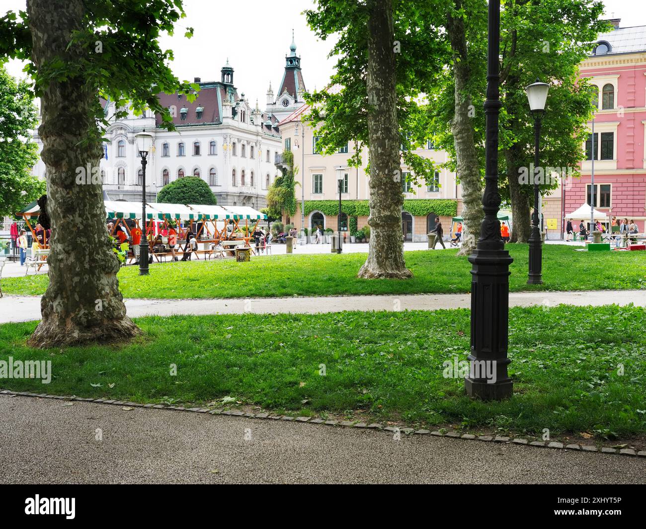 Belaubter Star Park oder Park Zvezda auf dem Kongressplatz in Ljubljana Slowenien Stockfoto
