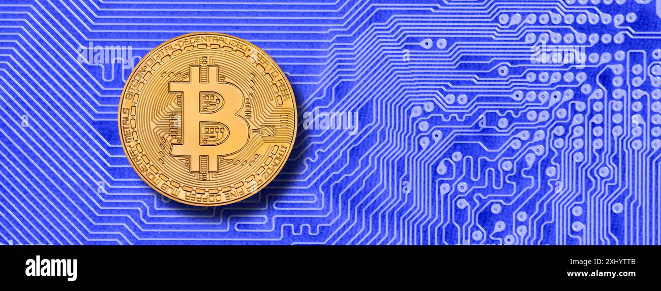 Kryptowährung Bitcoin eine Bitcoin Münze der virtuellen Kryptowährung liegt auf dem digitalen Netzwerk einer Computerplatine *** Bitcoin Kryptowährung Stockfoto