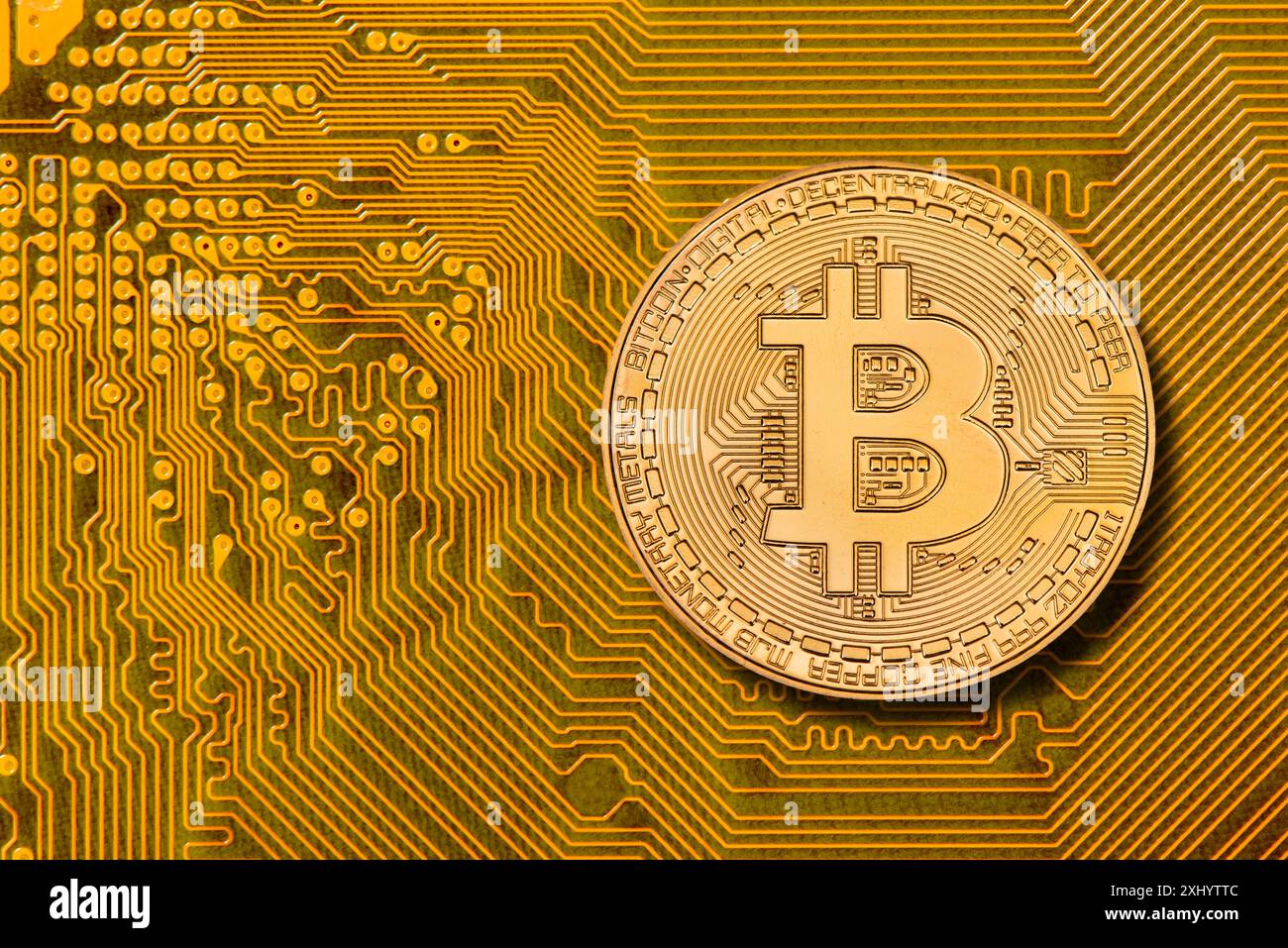 Kryptowährung Bitcoin eine Bitcoin Münze der virtuellen Kryptowährung liegt auf dem digitalen Netzwerk einer Computerplatine *** Bitcoin Kryptowährung Stockfoto
