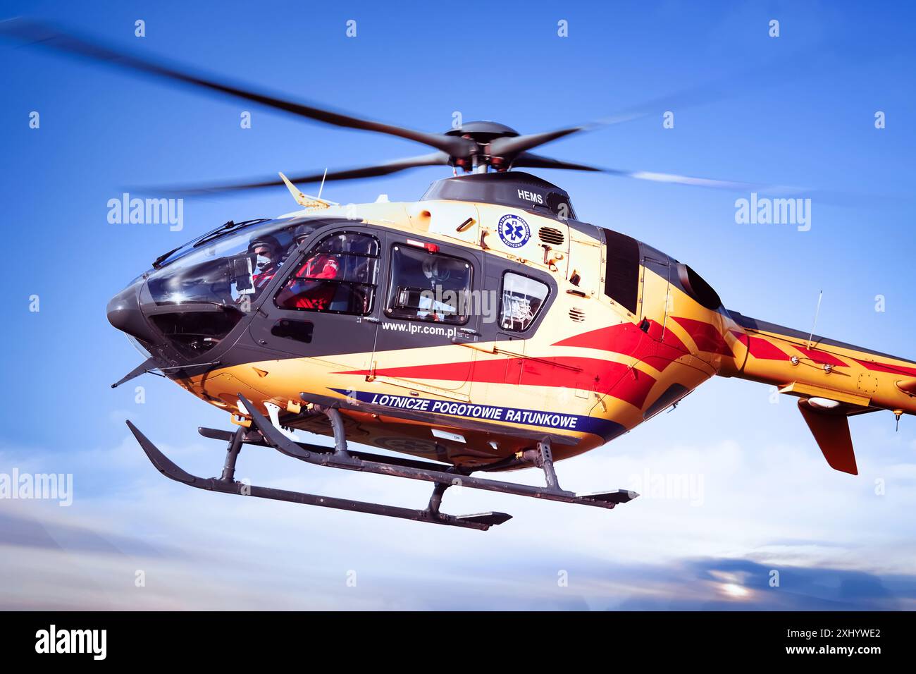 Pniewy, Polen - 22. Juni 2020. Ein Helikopter der polnischen medizinischen Luftrettung („Lotnicze Pogotowie Ratunkowe“), der in der Luft schwebt. Stockfoto