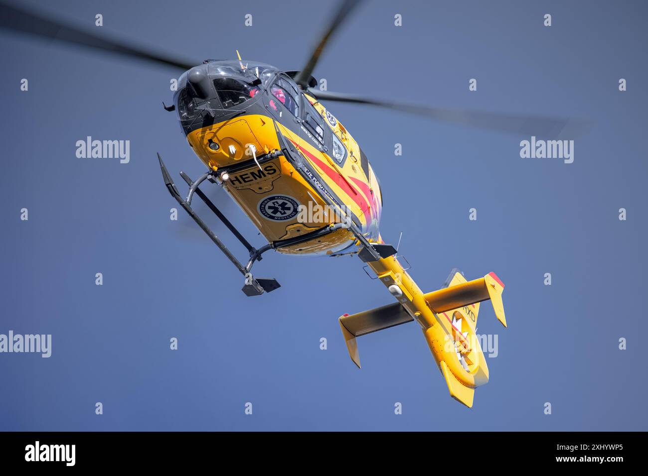 Pniewy, Polen - 22. Juni 2020. Ein Helikopter der polnischen medizinischen Luftrettung („Lotnicze Pogotowie Ratunkowe“), der in der Luft schwebt. Stockfoto