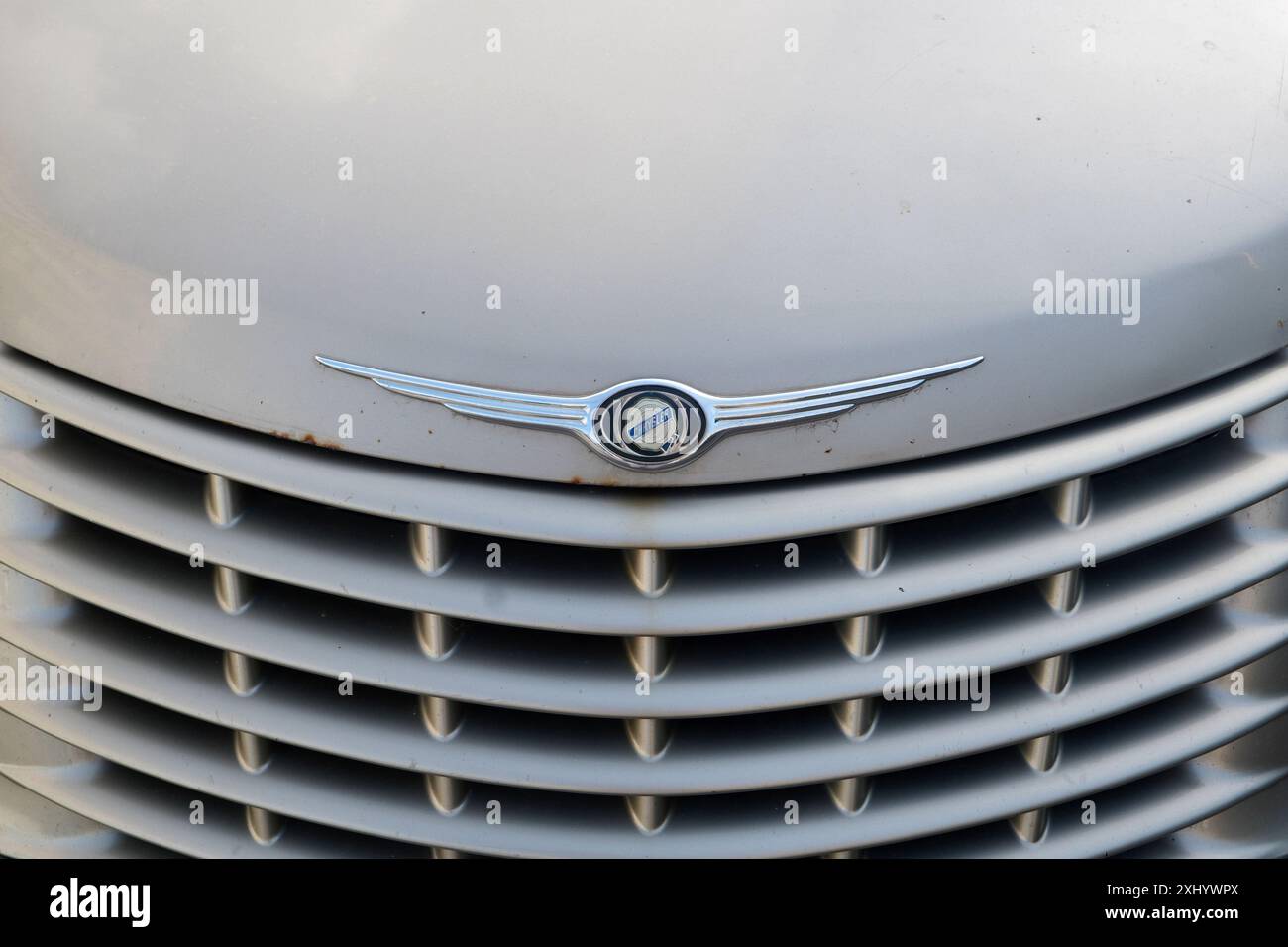 Chrysler-Logo auf silberner Fahrzeugfront Stockfoto