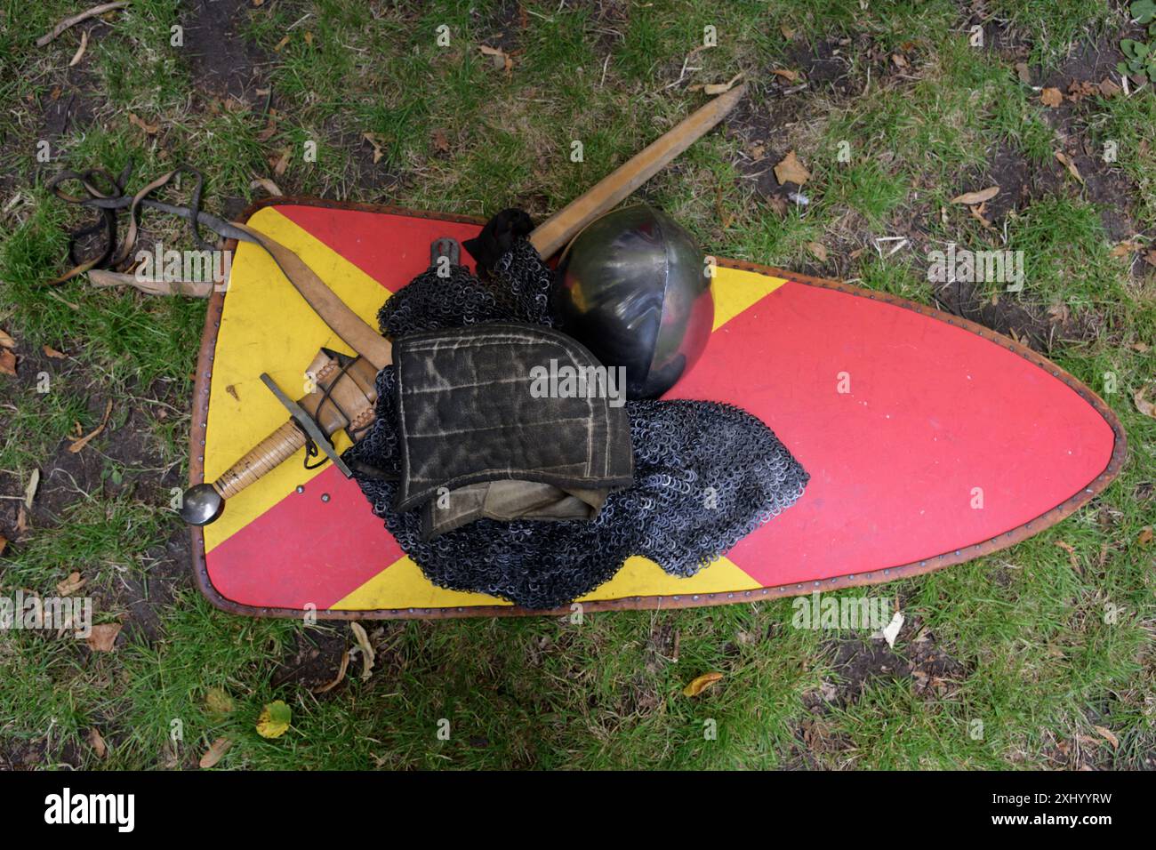 Mittelalterliche Rüstung - Helm, Schwert, Schild Stockfoto
