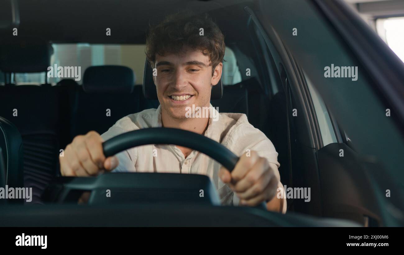 Kaukasischer Geschäftsmann Fahrer männlicher Mann offene Tür eines neuen modernen Elektroautos, drinnen sitzen, feiern Kaufen von Automobilhänden Geste gewinnen Stockfoto