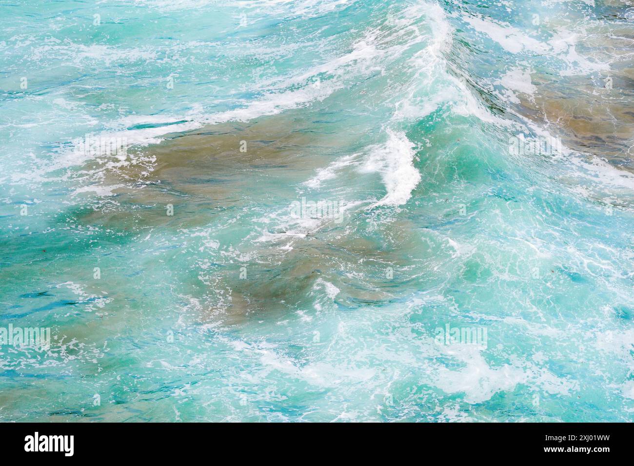 Wellen und Schaum im Meer Stockfoto