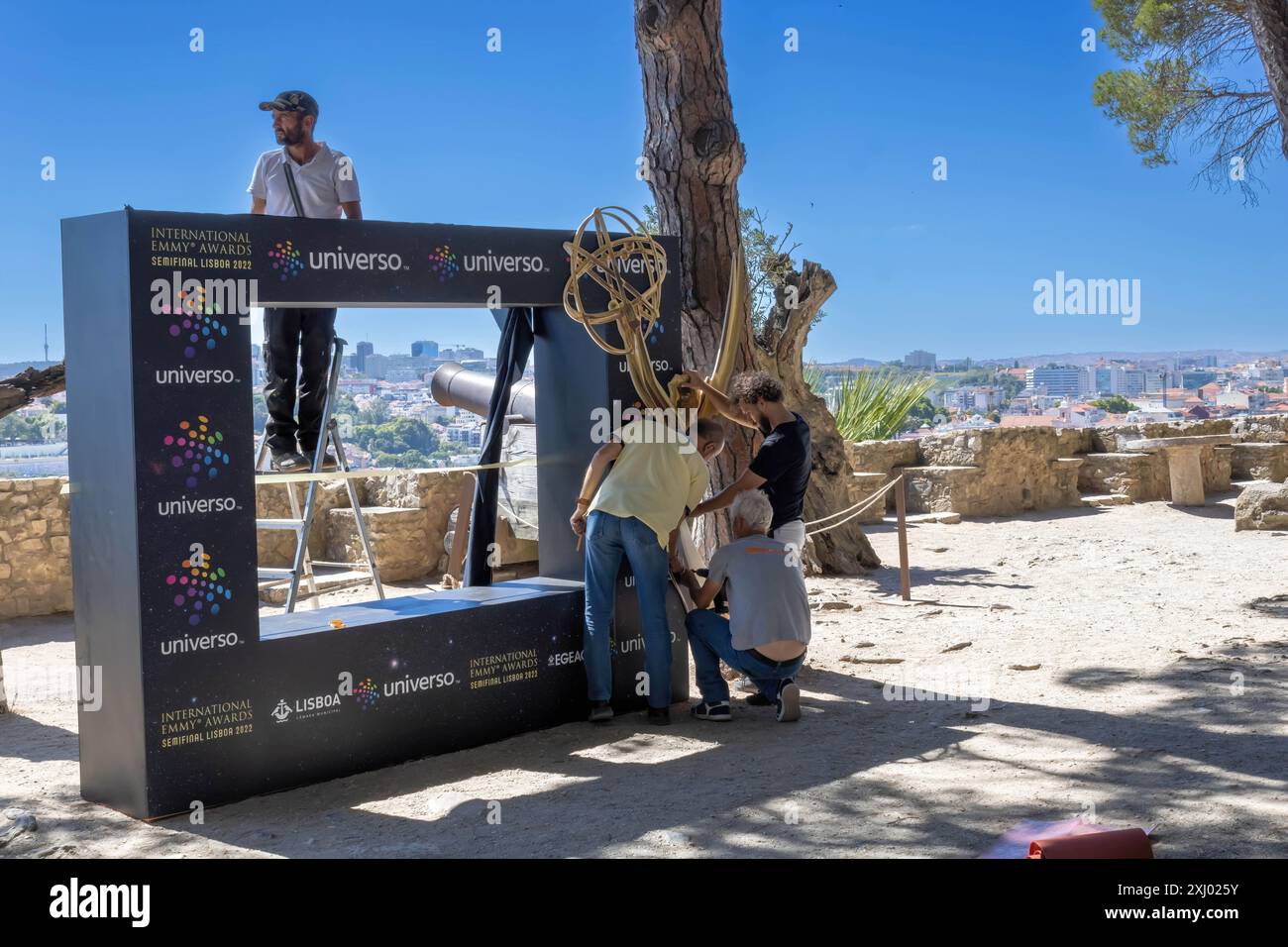 Lissabon, Portugal - 1. Juli 2022: Die Arbeiter bereiten das Schloss Saint George als Veranstaltungsort für die Halbfinalzeremonie der International Emmy Awards 2022 vor Stockfoto
