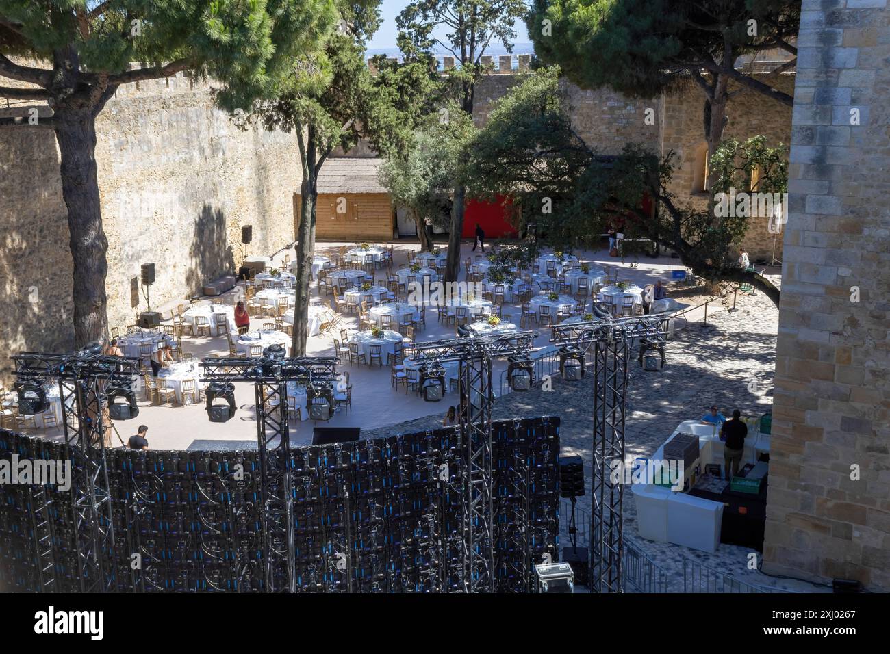 Lissabon, Portugal - 1. Juli 2022: Der Innenhof der Burg Saint George wurde als Austragungsort für die Internationalen Emmy-Preise 2022 сceremony vorbereitet Stockfoto