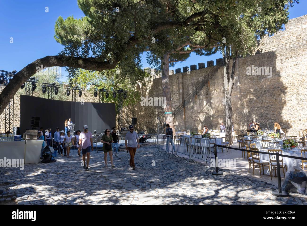 Lissabon, Portugal - 1. Juli 2022: Der Innenhof der Burg Saint George wurde als Austragungsort für die Internationalen Emmy-Preise 2022 сceremony vorbereitet Stockfoto