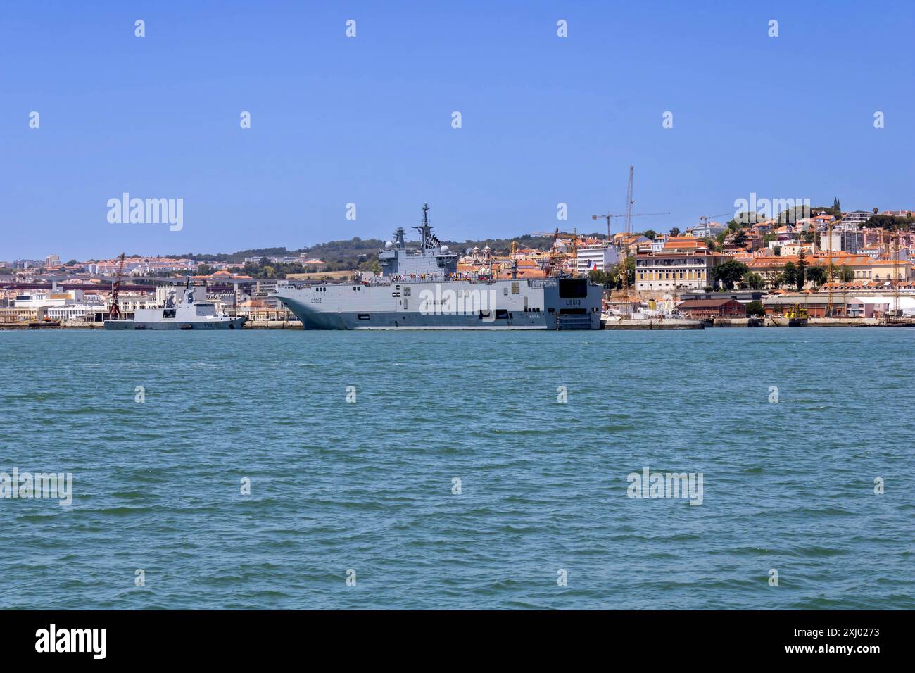 Das amphibische Sturmschiff Mistral und eine universelle Tarnfregatte Courbet der französischen Marine legten im Hafen von Lissabon an Stockfoto