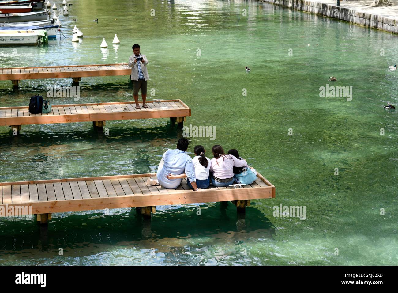 Touristen machen Urlaubsfotos am Lake Annecy, Frankreich Stockfoto