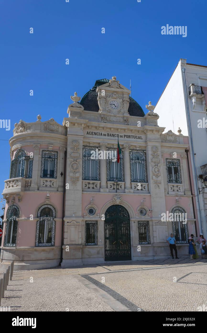 Coimbra, Portugal - 4. Juli 2022: Die Banco de Portugal-Niederlassung am Largo da Portagem Stockfoto