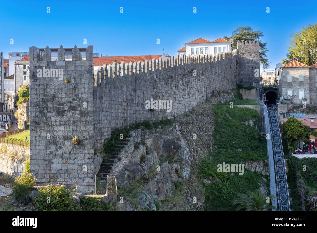 Muralha Fernandina und Standseilbahn dos Guindais, Porto Stockfoto