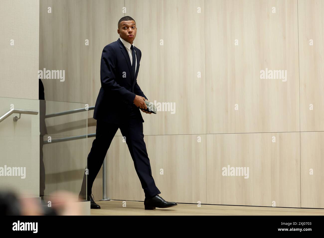 Der neue Real Madrid Spieler Kylian Mbappe, der ein Modell des Stadions trug, das er während eines Besuchs als Kind mitbrachte, bevor er eine Pressekonferenz im Santiago Bernabeu Stadion in Madrid, Spanien, besuchte. Bilddatum: Dienstag, 16. Juli 2024. Stockfoto