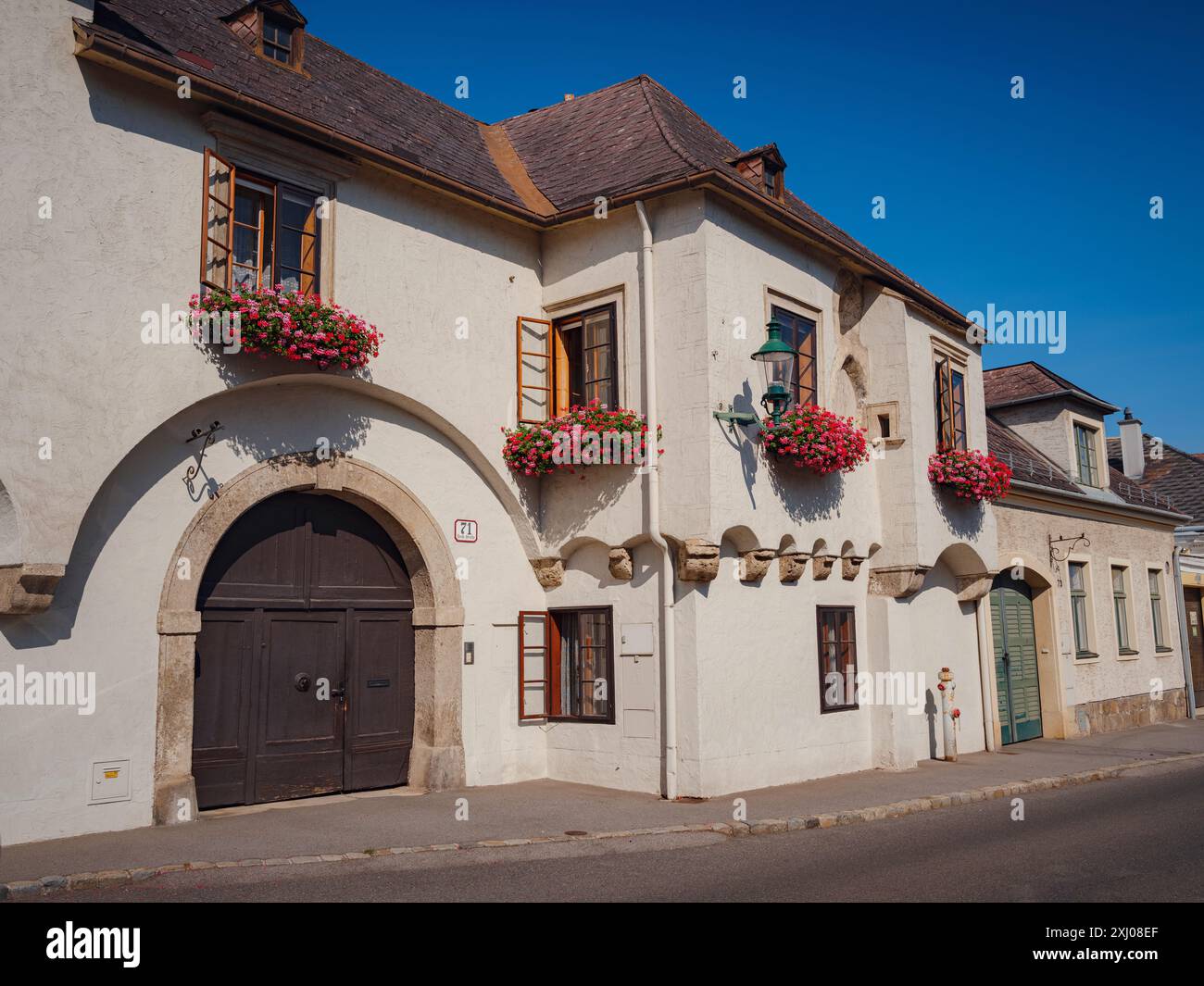 Perchtoldsdorf, Österreich - 22. JULI 2023. Historische Altstadt mit befestigtem Turm, erbaut im 15. Und 16. Jahrhundert. Stadt Perchtoldsdorf, Landkreis Moedling, Niederösterreich. Stockfoto