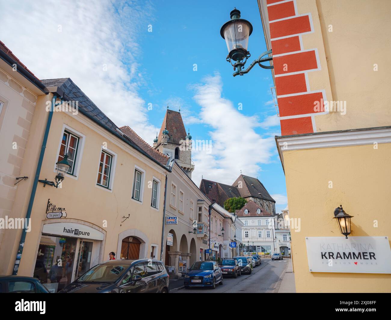 Perchtoldsdorf, Österreich - 22. JULI 2023. Historische Altstadt mit befestigtem Turm, erbaut im 15. Und 16. Jahrhundert. Stadt Perchtoldsdorf, Landkreis Moedling, Niederösterreich. Stockfoto
