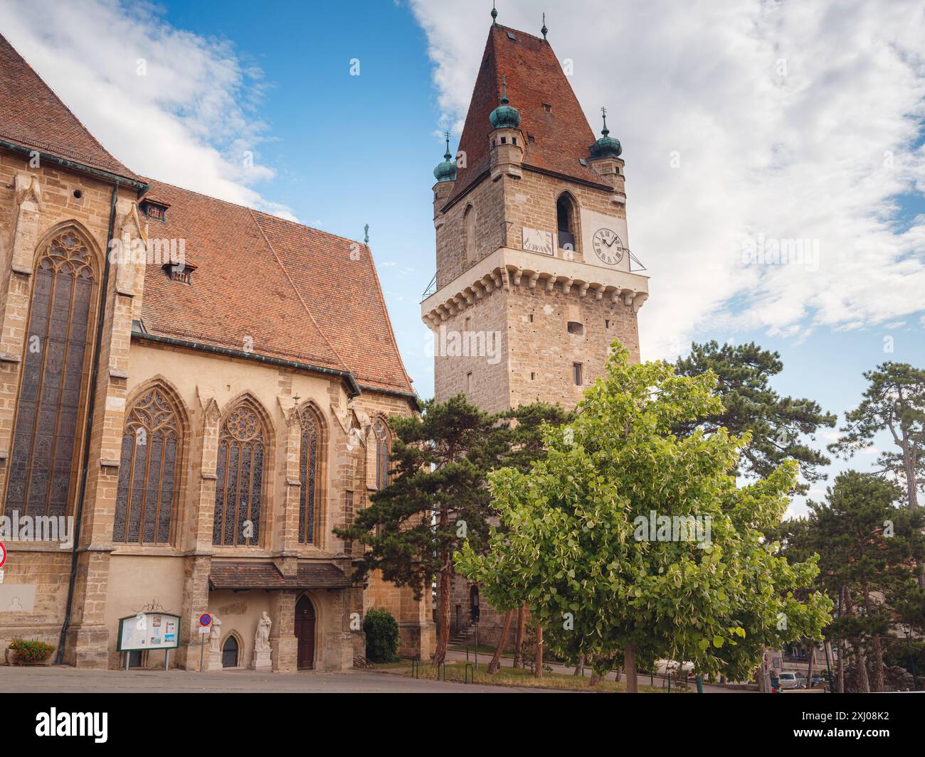 Perchtoldsdorf, Österreich - 22. JULI 2023. Details zur Pfarrkirche hl. Katholische Augustinus-Kirche, erbaut im 15. Und 16. Jahrhundert. Stadt Perchtoldsdorf, Landkreis Moedling, Niederösterreich. Stockfoto