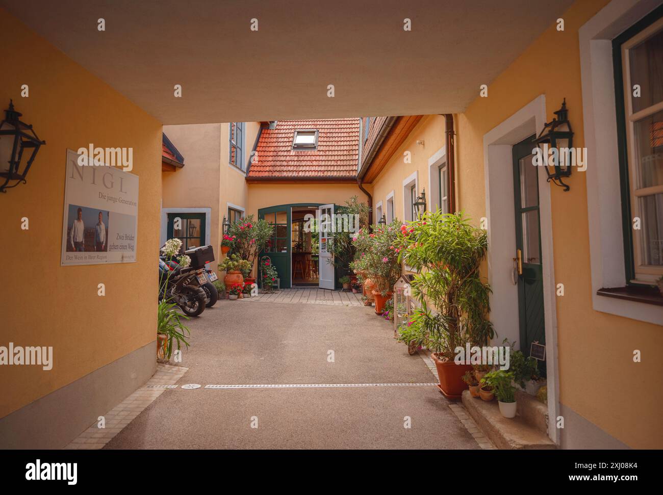 Perchtoldsdorf, Österreich - 22. JULI 2023. Historische Altstadt mit befestigtem Turm, erbaut im 15. Und 16. Jahrhundert. Stadt Perchtoldsdorf, Landkreis Moedling, Niederösterreich. Stockfoto