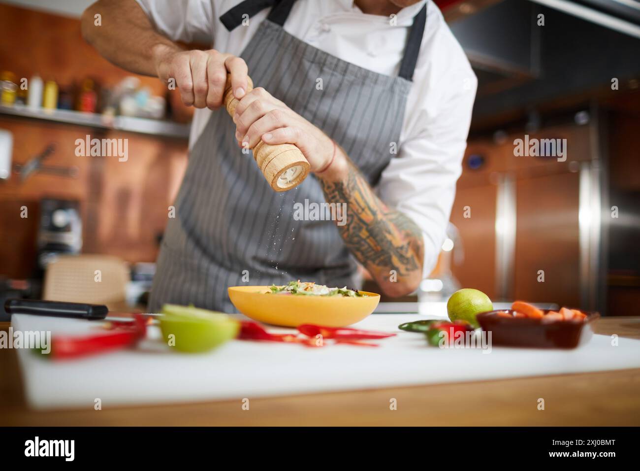 Gourmet-Restaurant mit michelin-Stern Zubereitung köstlicher Gerichte zum Mittag- und Abendessen mit frischem Gemüse, Fleisch- und Fischgerichten. Stockfoto